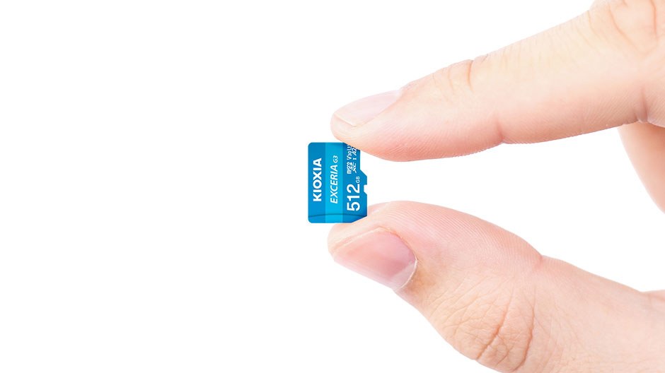 Een hand die de EXCERIA G3 microSD-geheugenkaart vasthoudt