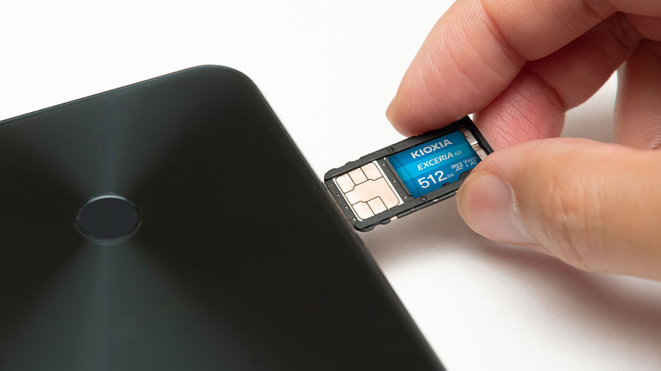 EXCERIA G3 microSD-kaart in het apparaat plaatsen