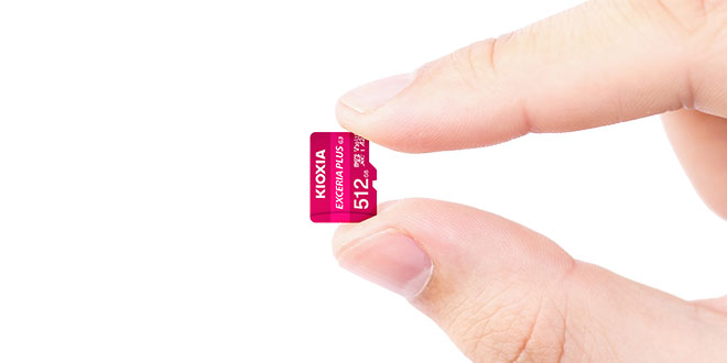 Ręka trzymająca kartę pamięci microSD EXCERIA PLUS G3