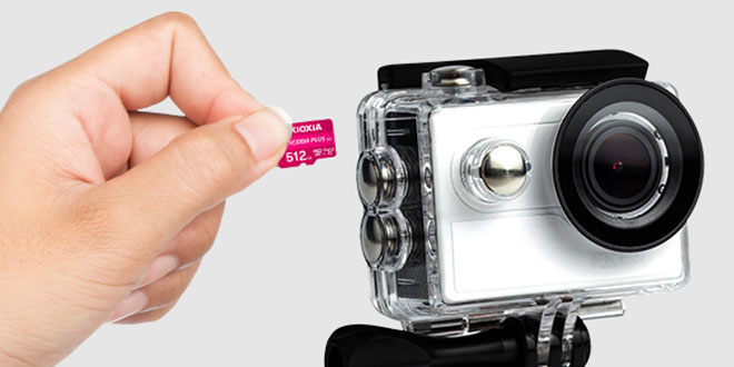 Wkładanie karty microSD EXCERIA PLUS G3 do aparatu