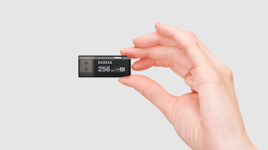 Hand die een zwarte Transmemory U301 USB-stick van 256GB vasthoudt